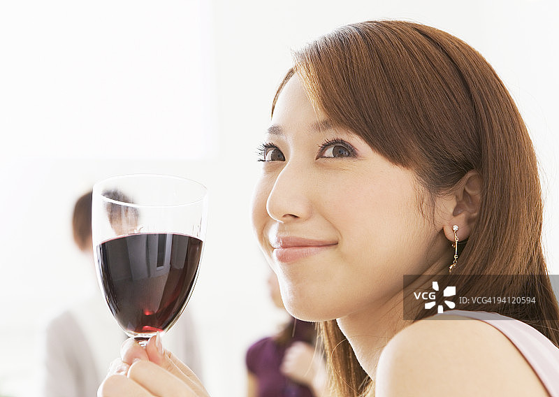 手持葡萄酒杯的女人图片素材
