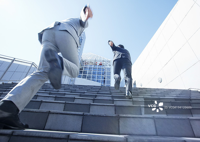 跑上楼梯的商人图片素材