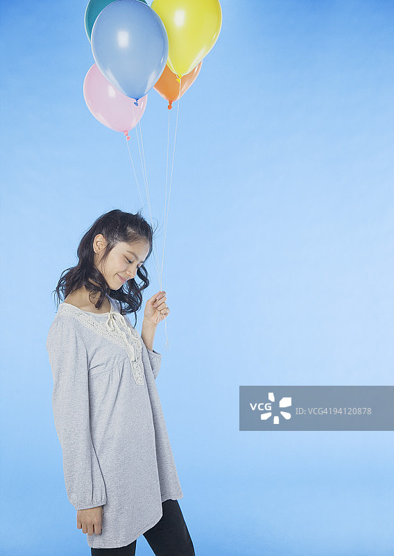 拿着气球的年轻女人图片素材