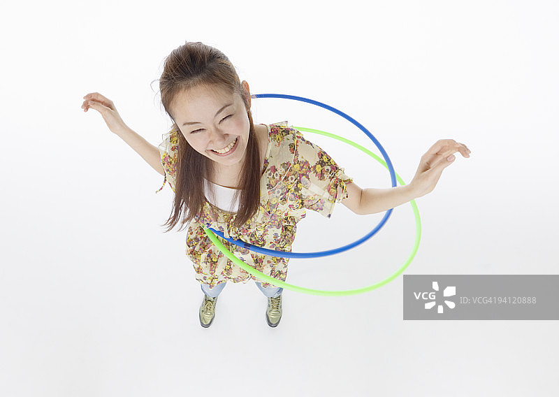 玩呼啦圈的年轻女人图片素材