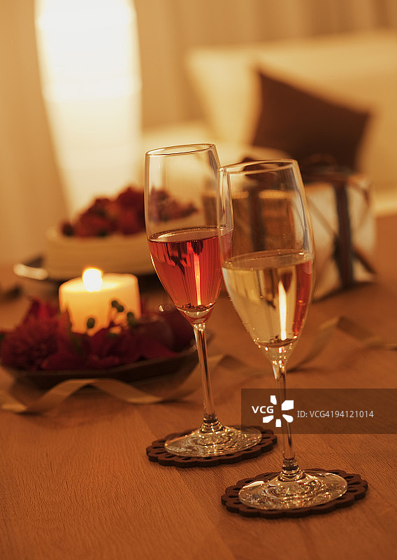 香槟酒杯和蜡烛图片素材