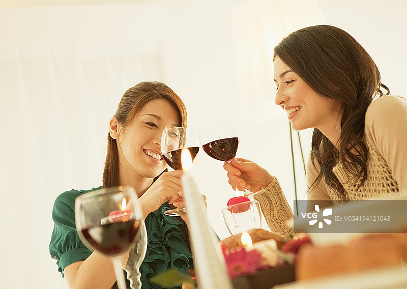 女人敬酒图片素材