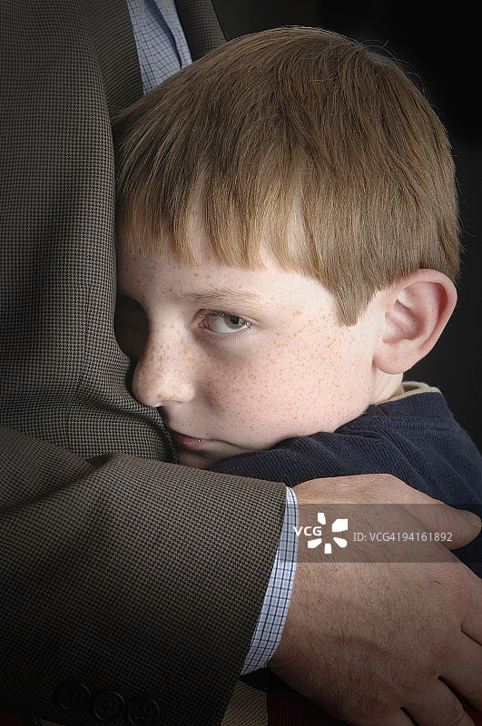 男孩拥抱爸爸寻求安慰图片素材