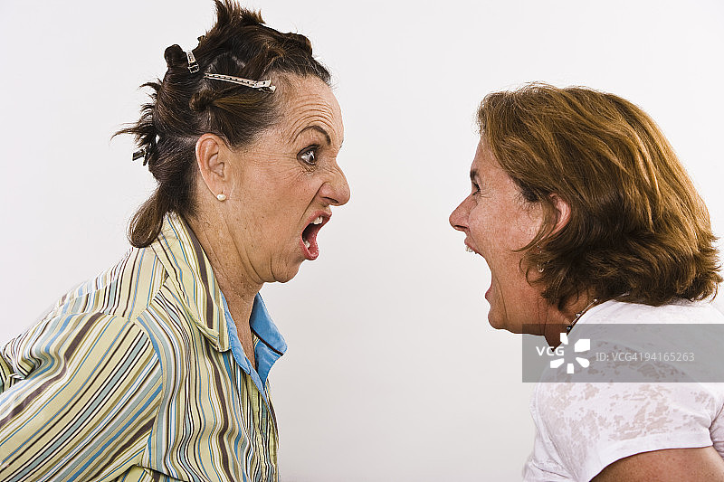 互相喊叫的两位中年女人图片素材