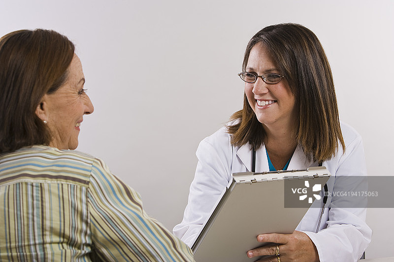 女医生向病人展示医疗图表图片素材
