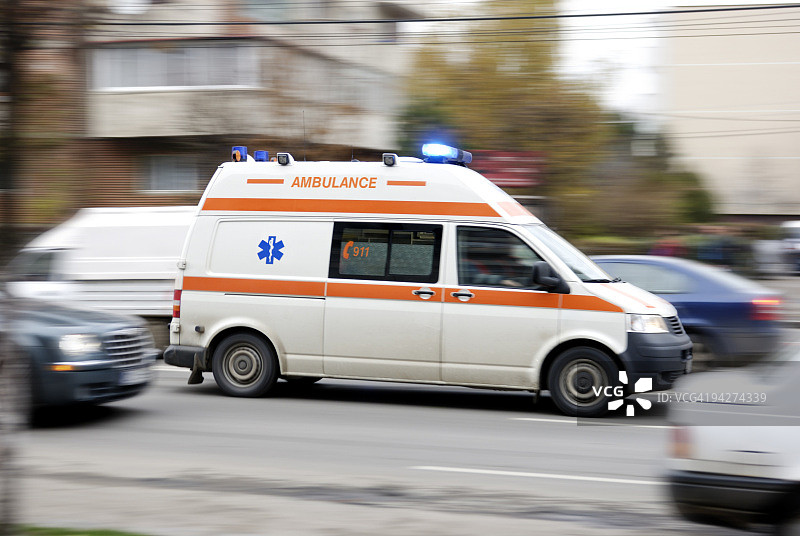 街道上的救护车图片素材