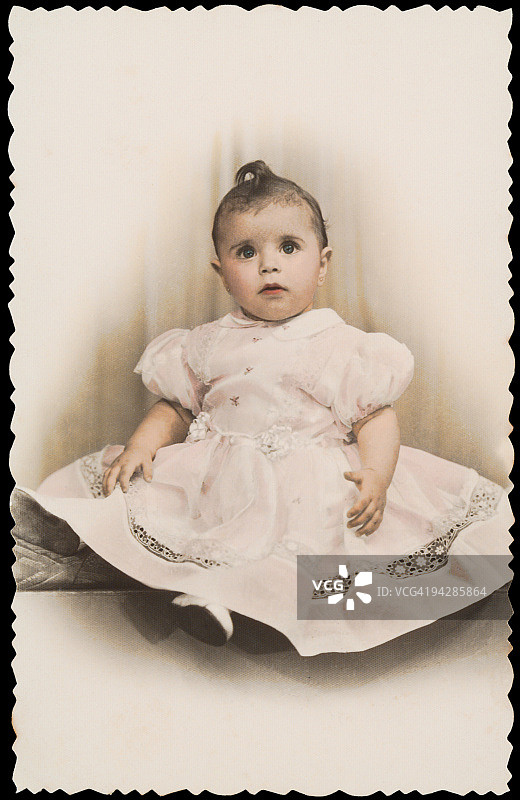 穿着漂亮裙子的女孩复古照片1图片素材