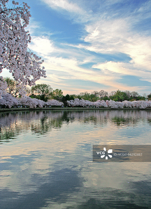 云朵倒影图片素材