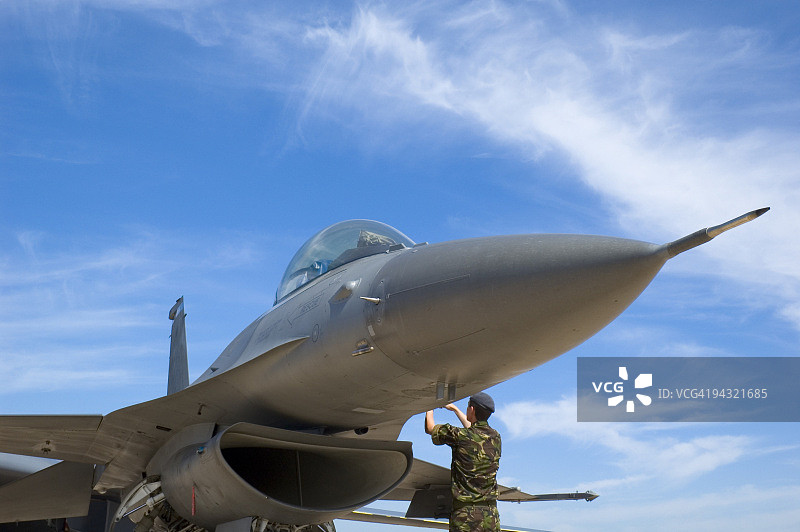 战斗机和技术人员图片素材