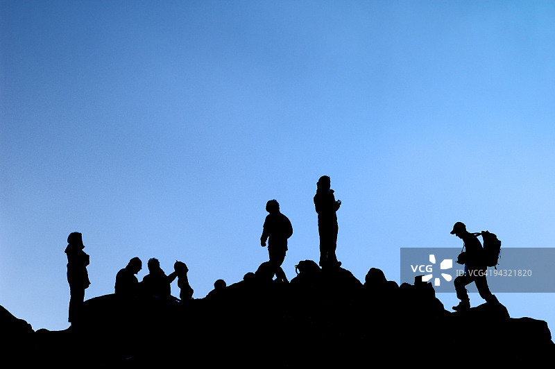 山顶上的登山者剪影图片素材