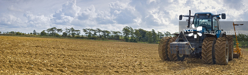 大型拖拉机，金色土地图片素材