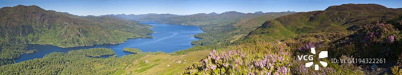 蓝色湖泊，绿色山峰图片素材