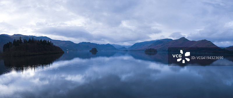 蓝色高山湖泊全景图片素材