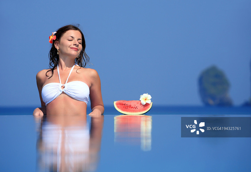 女孩在水中抱着西瓜放松图片素材