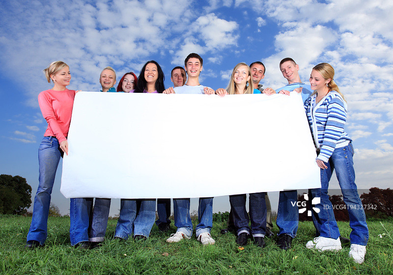 一群人举着标语牌图片素材