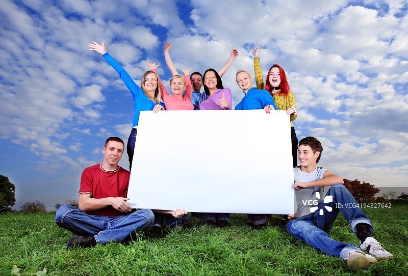 一群人举着标语牌图片素材