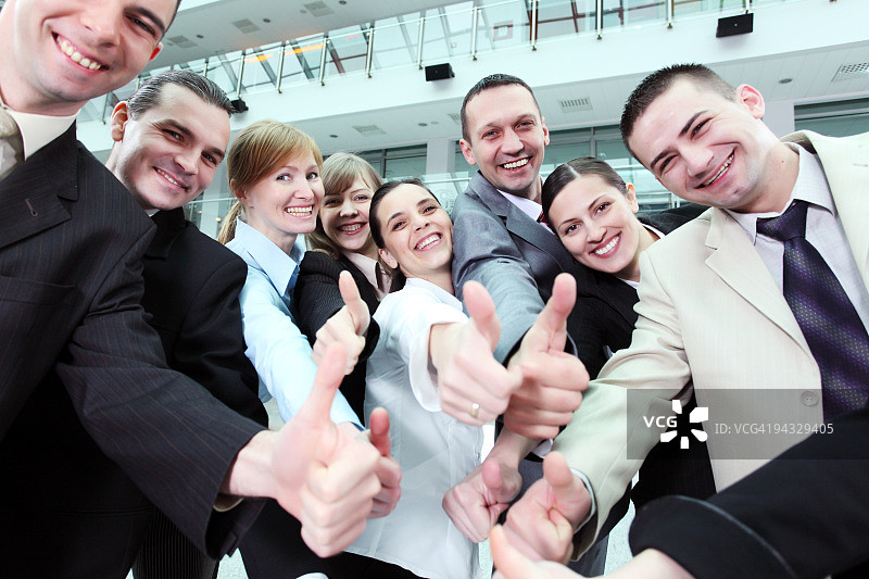 成功人士竖起大拇指图片素材