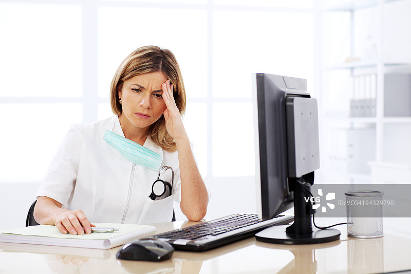 工作场所中焦虑的女医生图片素材