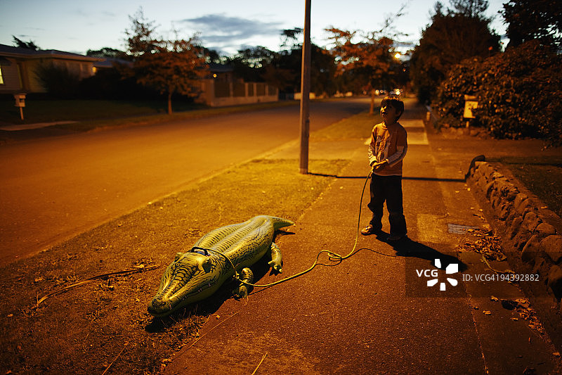 男孩与鳄鱼图片素材