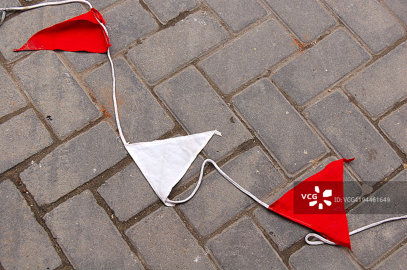 连接的白色和红色三角形图片素材