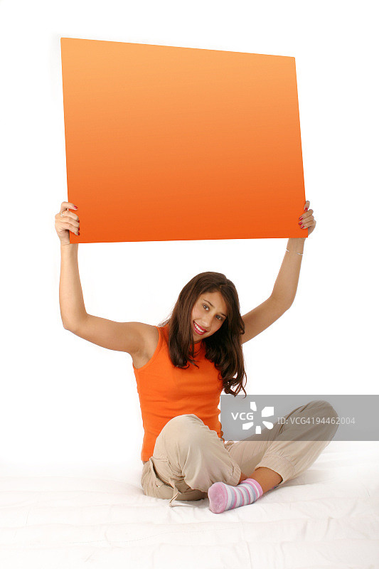 手持橙色板的美丽女孩图片素材