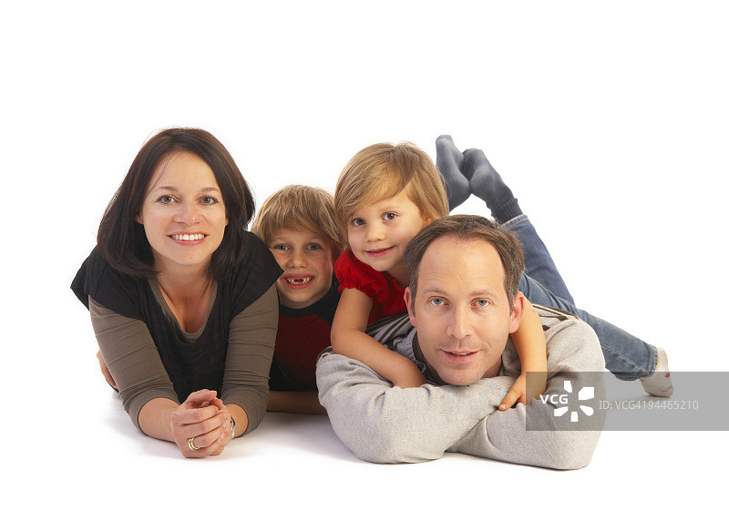 在地板上的四口之家图片素材