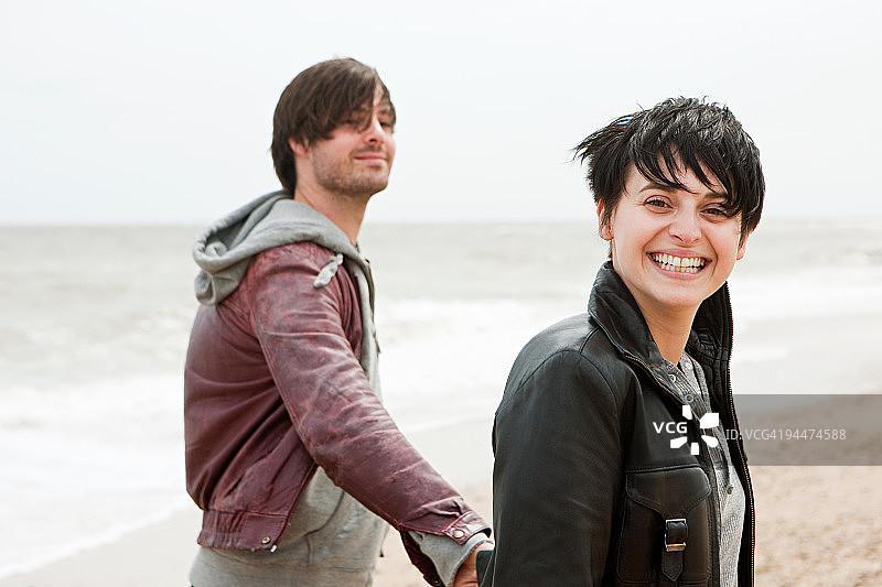 海边的年轻情侣图片素材