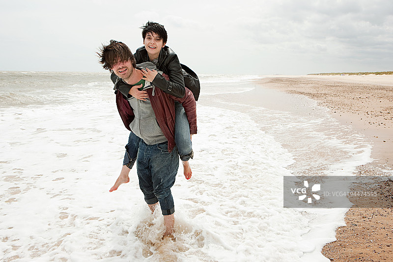 男子在海中背着女友图片素材