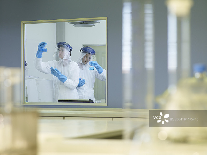 在实验室里穿防护服的科学家图片素材