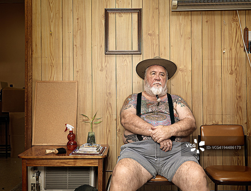 在理发店里未穿上衣的男人图片素材