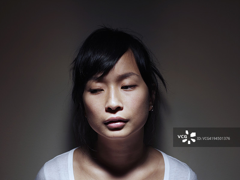 年轻的亚洲女性看起来很悲伤图片素材