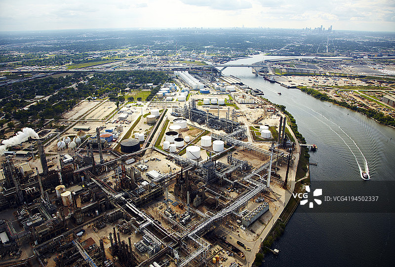 可俯瞰休斯顿市中心的炼油厂图片素材