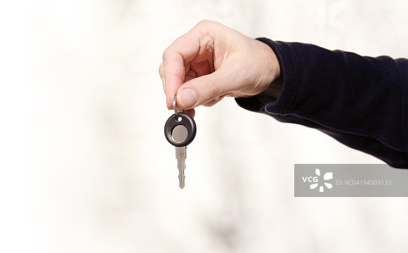 手持一把钥匙图片素材