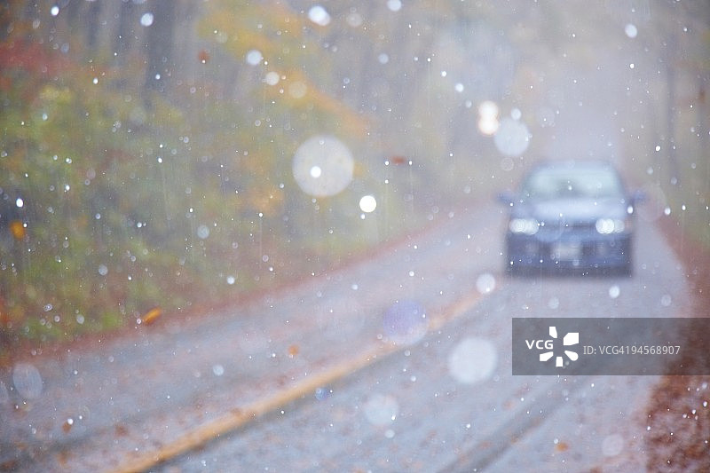 森林中的道路、雪和汽车图片素材