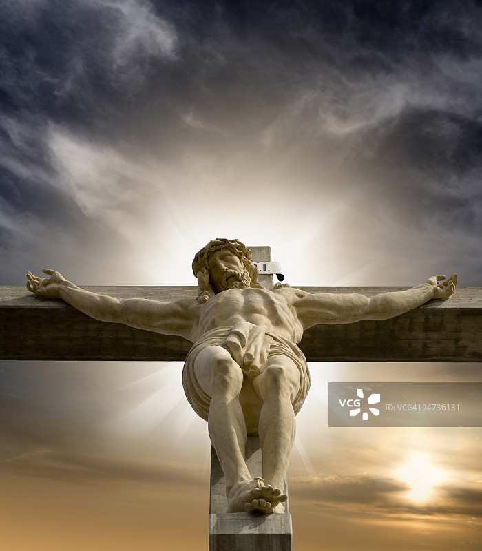 悬挂在十字架上的耶稣图片素材