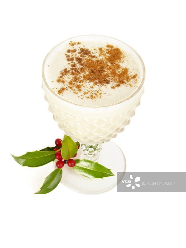 白色背景上的蛋奶酒图片素材