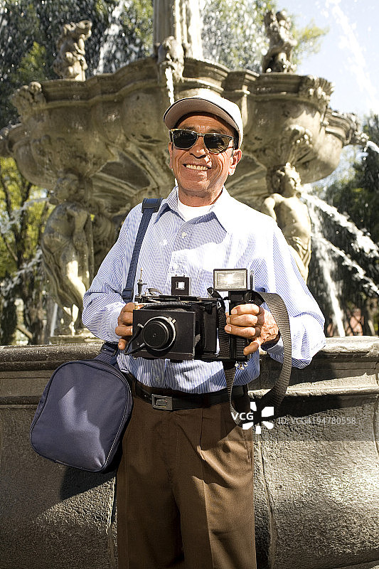 在墨西哥普埃布拉手持相机的摄影师图片素材