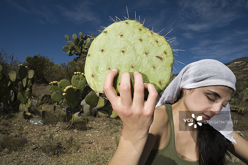 女人手持仙人掌，墨西哥帕丘卡图片素材