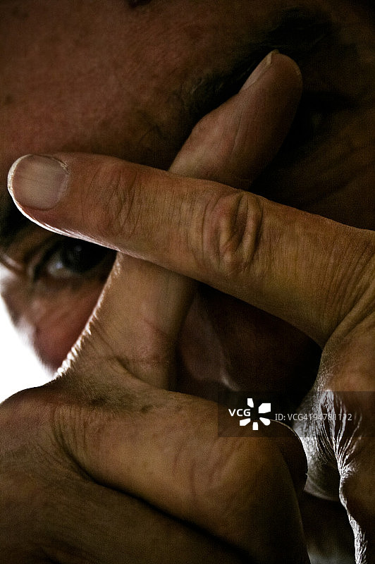 男子用手和手指开玩笑图片素材