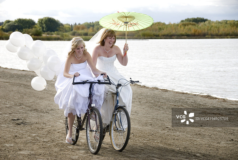 骑自行车的两位新娘图片素材