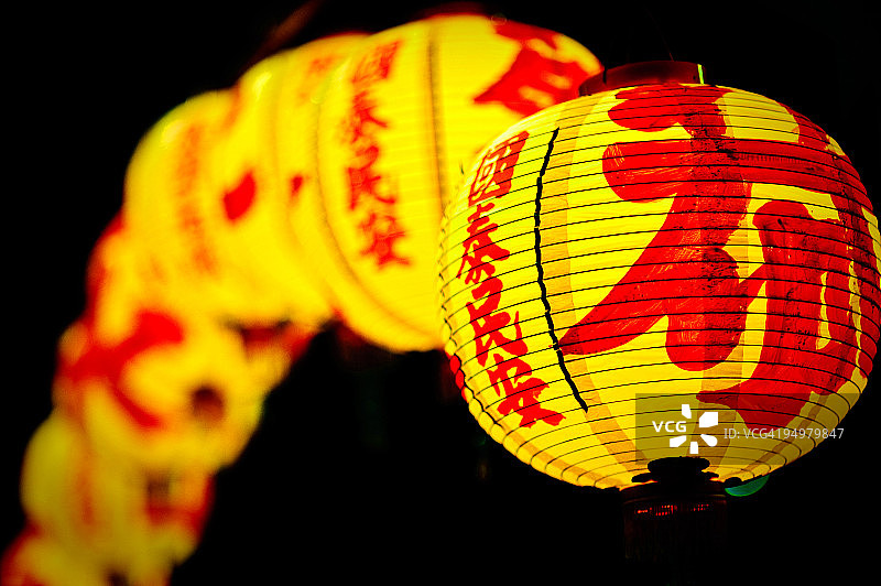 带有红色汉字的黄色中式灯笼图片素材