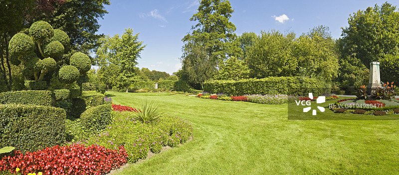 美丽花园的绿色草地图片素材