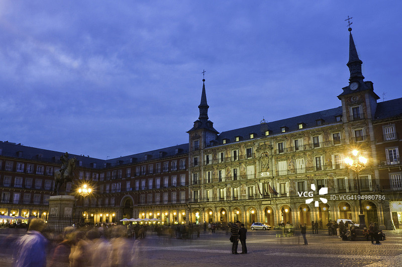 马德里马约尔广场的黄昏图片素材