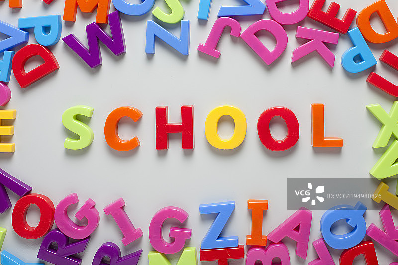 木板上拼写的“学校”字样图片素材