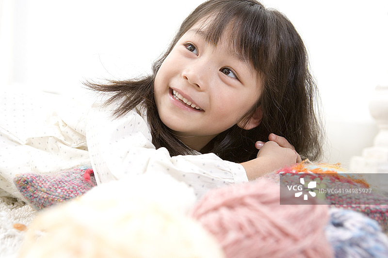 抬头微笑的日本女孩图片素材