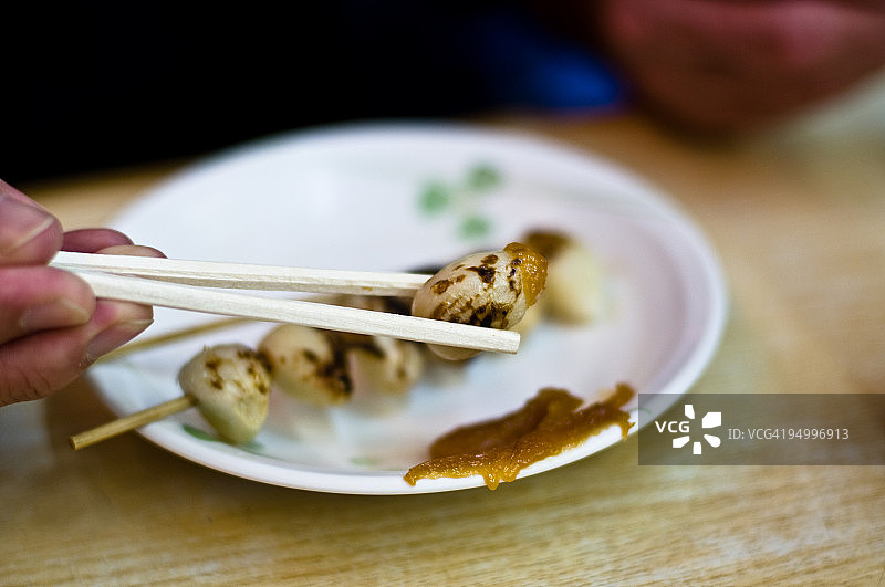 筷子上的烤蒜图片素材