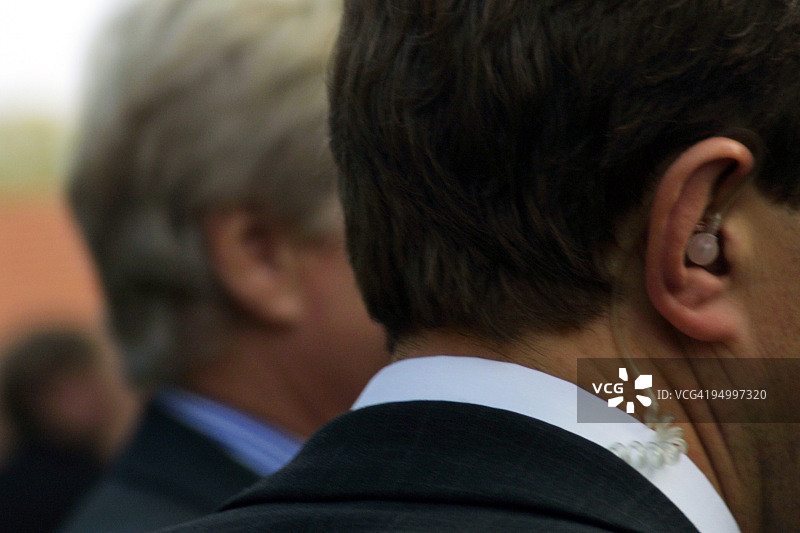 佩戴无线耳机的保镖特写图片素材