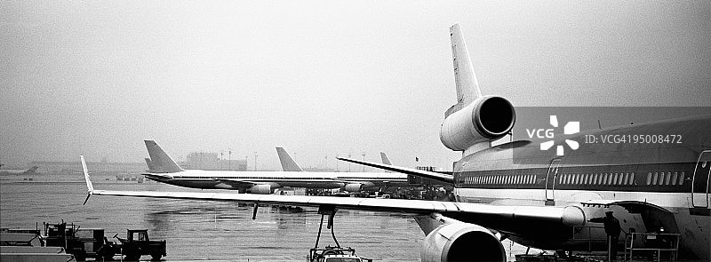停机坪上的飞机图片素材