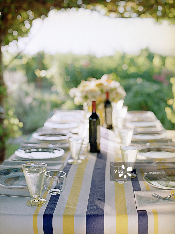 露台餐桌布置图片素材