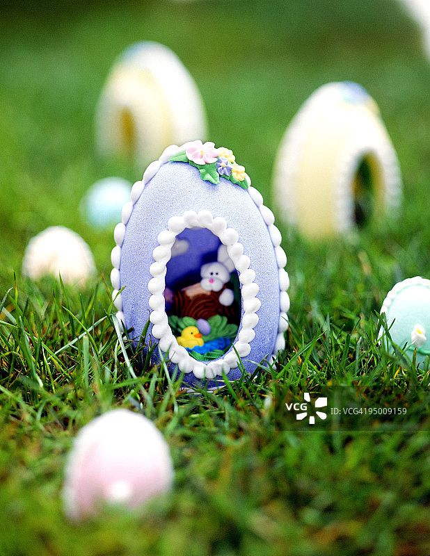 草地上的复活节彩蛋图片素材